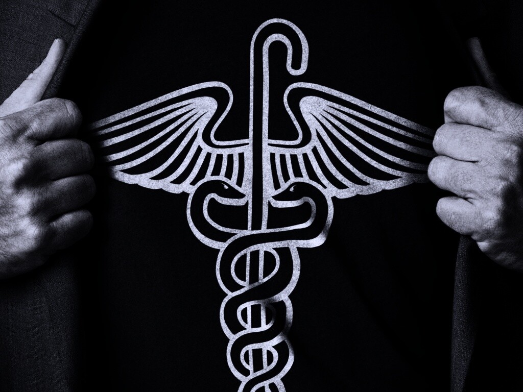 Футболка со змеями и тростью обои