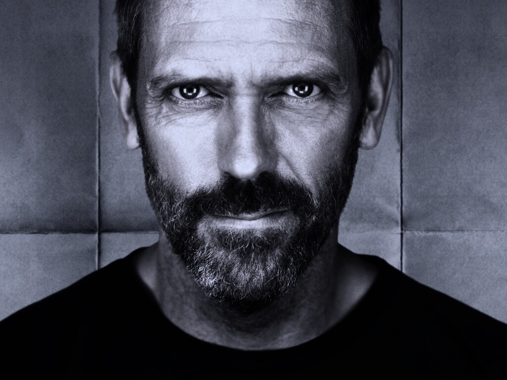 Доктор Хаус в футболке со змеями на трости обои