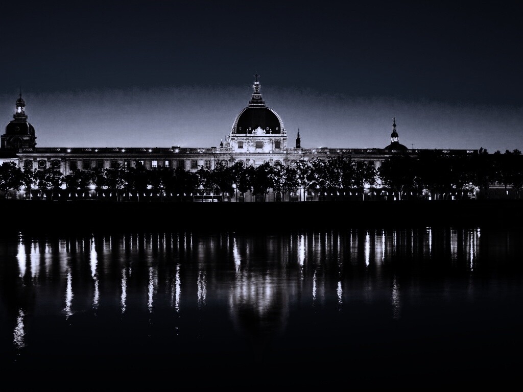 Отражение набережной обои