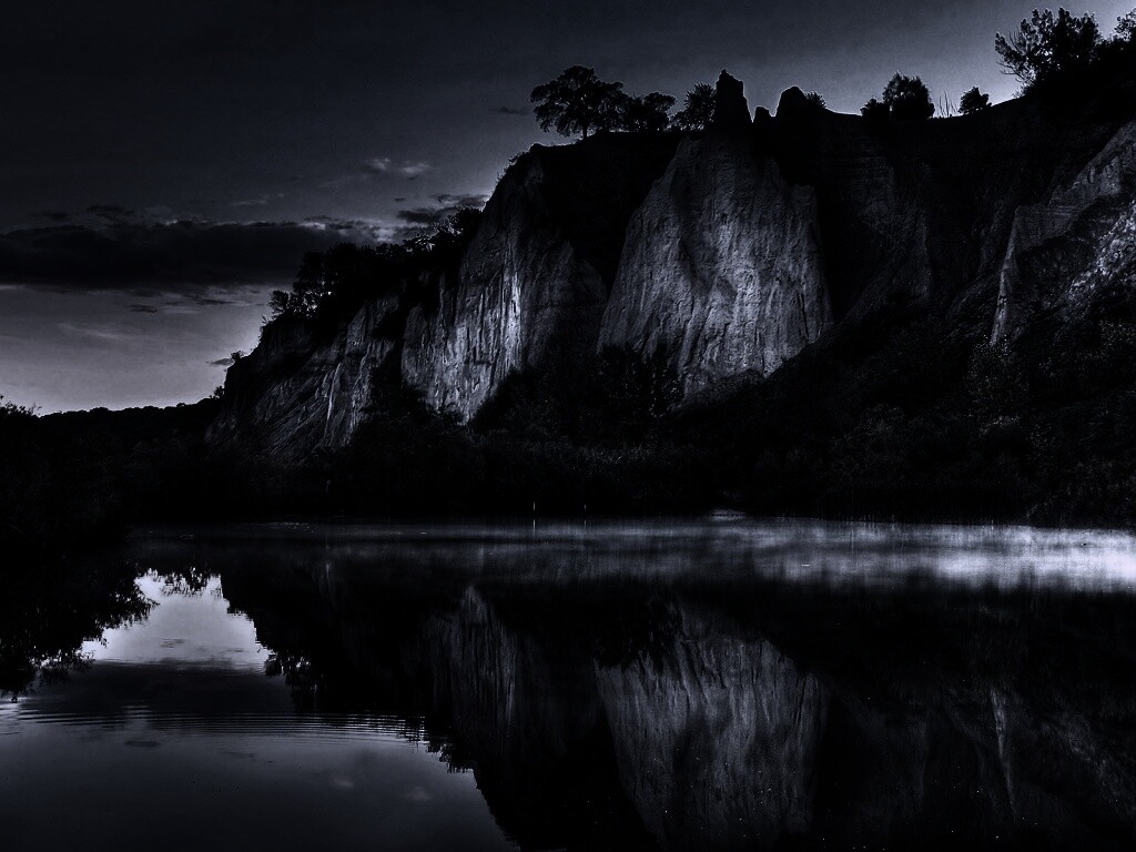 Скалы над озером обои