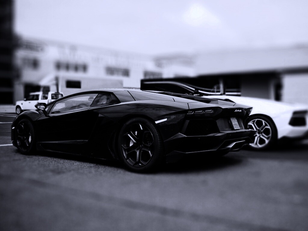 Ламборджини ревентон на парковке обои