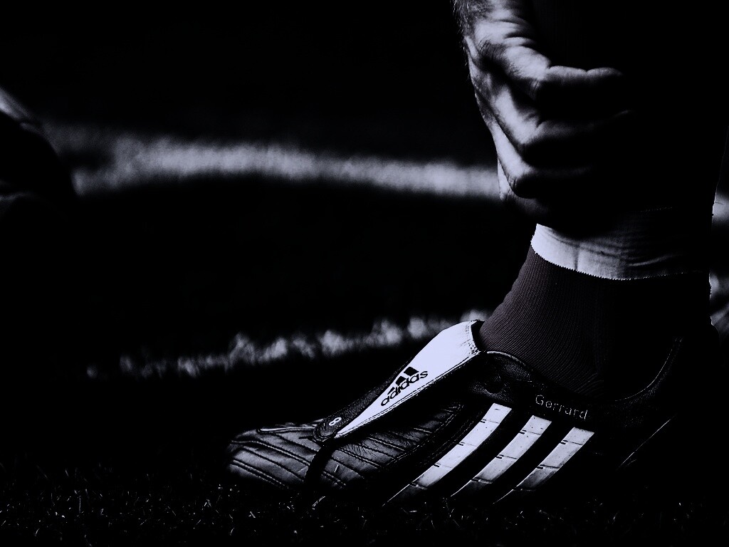 Левая нога футболиста в бутсе обои