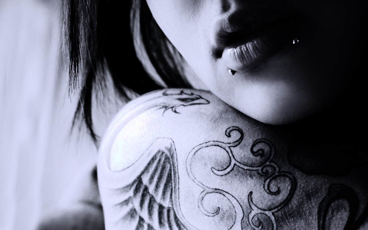 Плечо с татуировкой обои