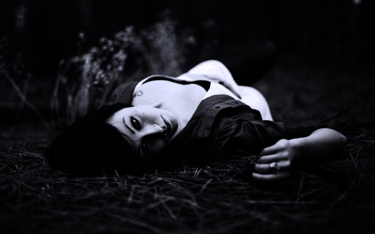 Лежащая на траве обои