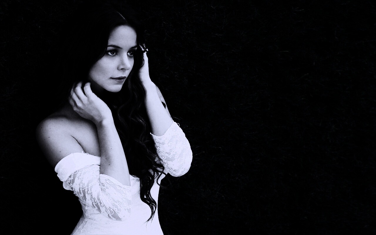 В белом платье обои