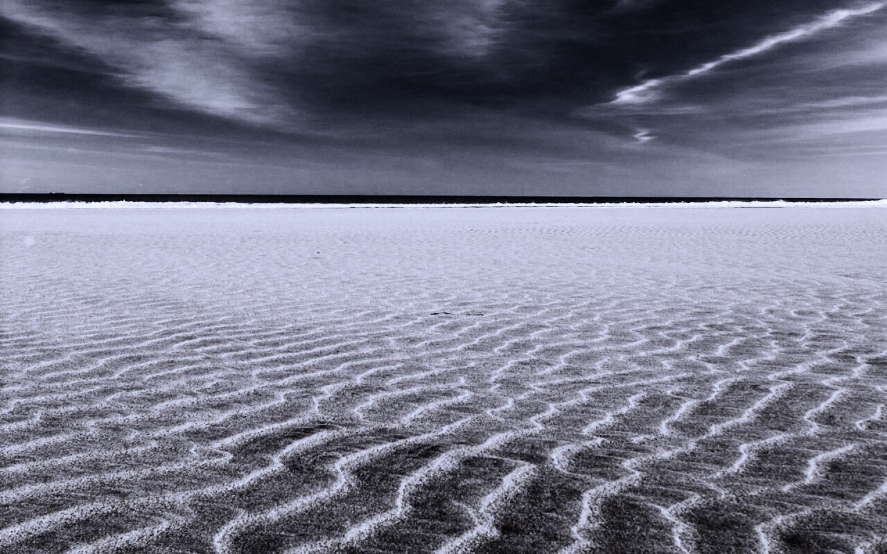 Пустыня на фоне моря обои