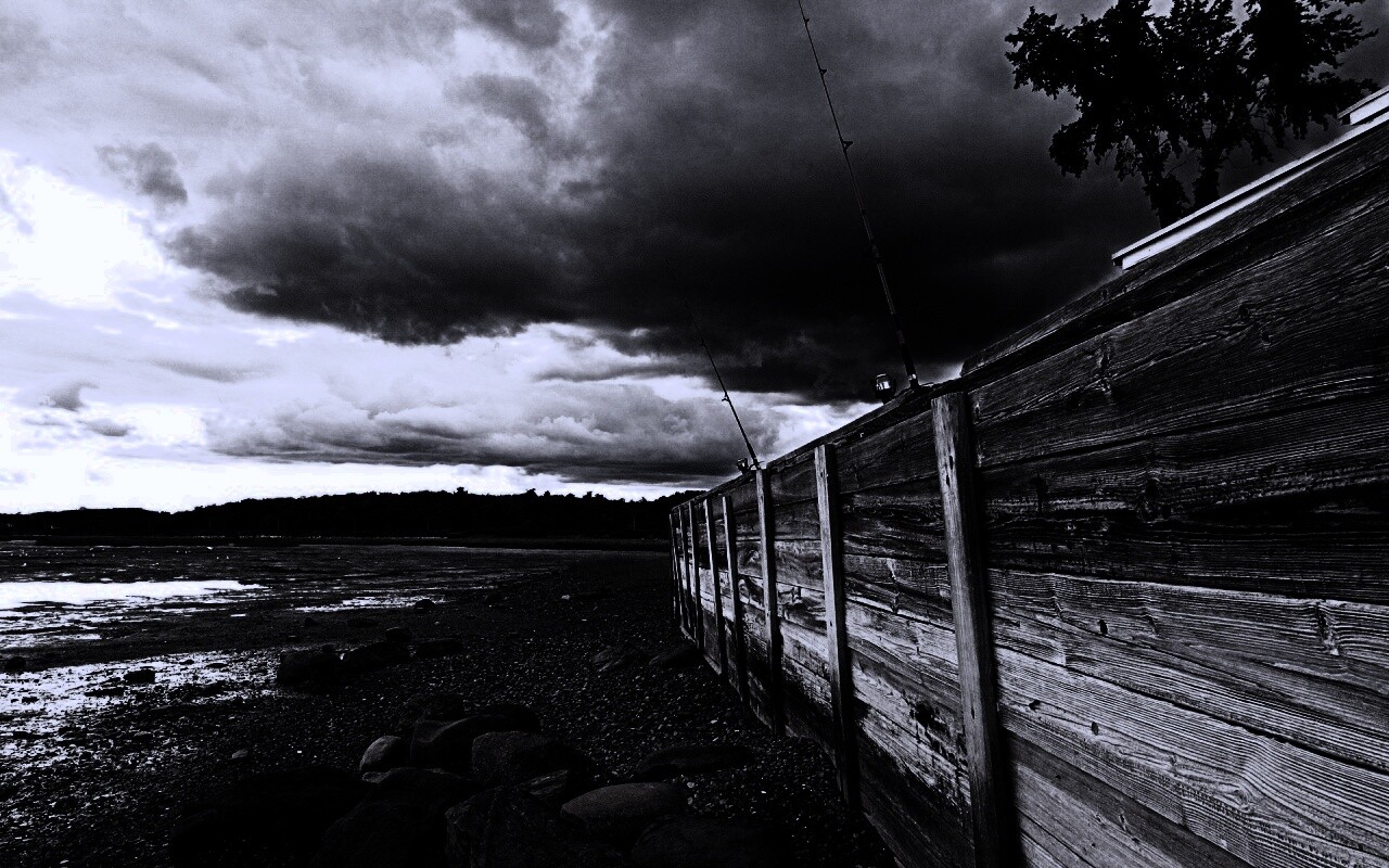 Отлив у деревянной набережной обои