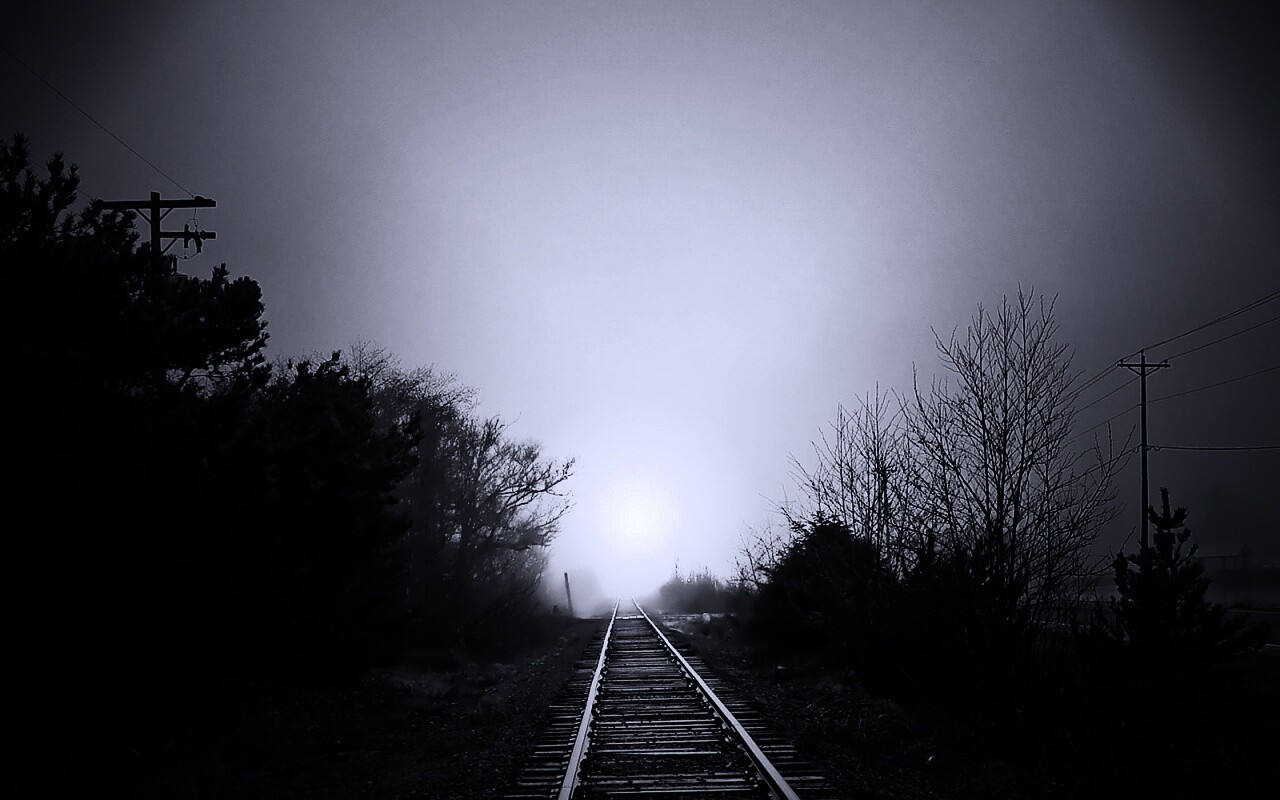 Железная дорога уходит в туман обои