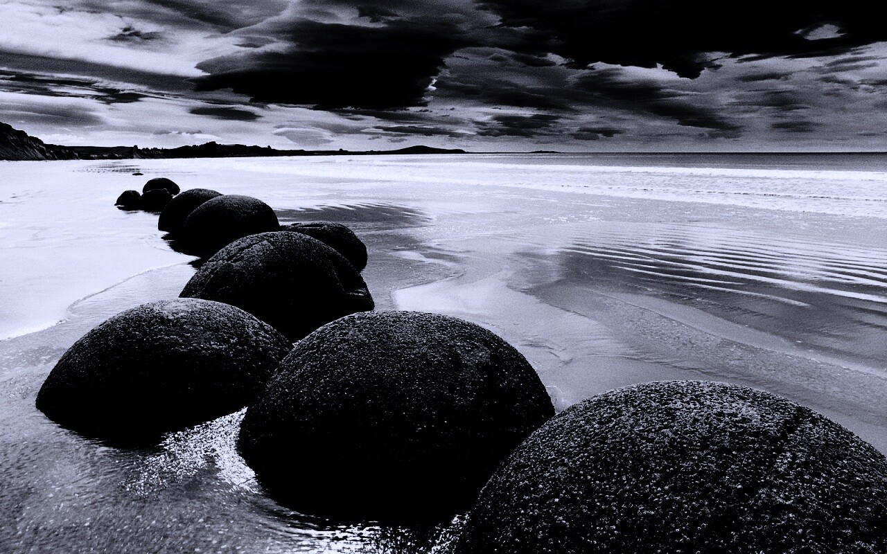 Круглые камни на берегу обои