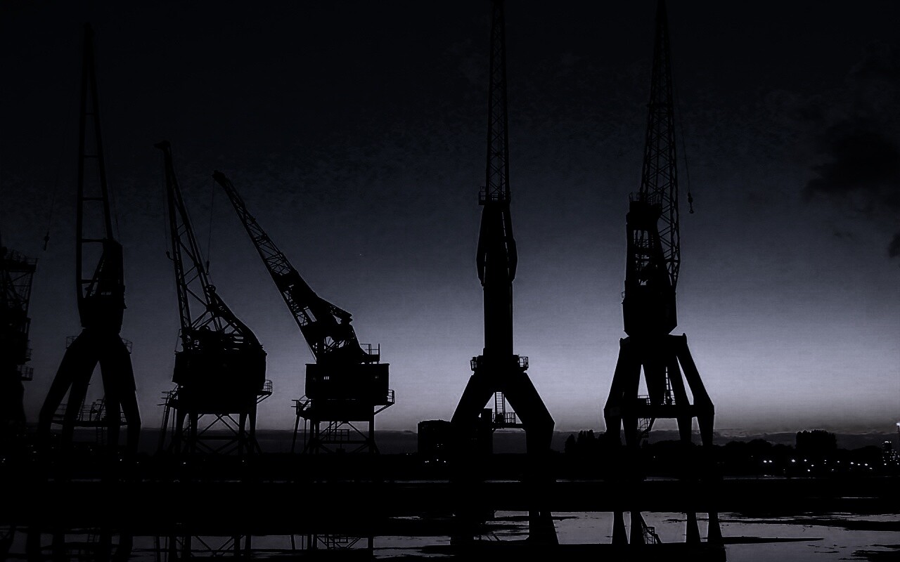 Силуэты портовых кранов обои