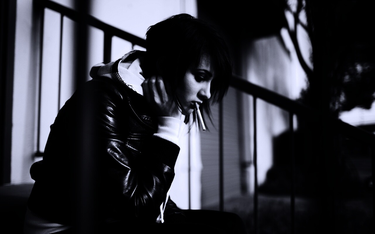 Девушка с сигаретой обои