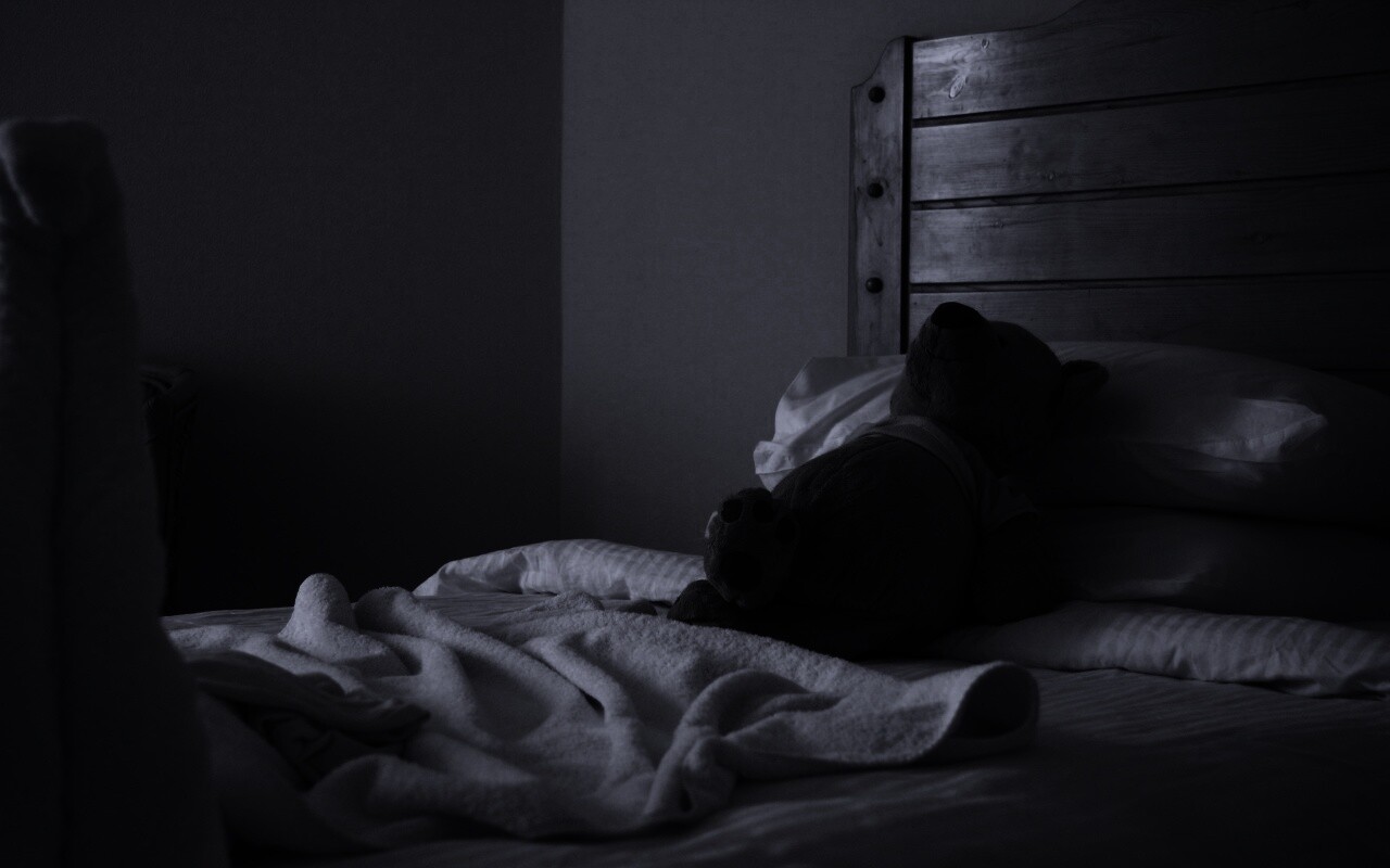 Медвежонок в постели обои