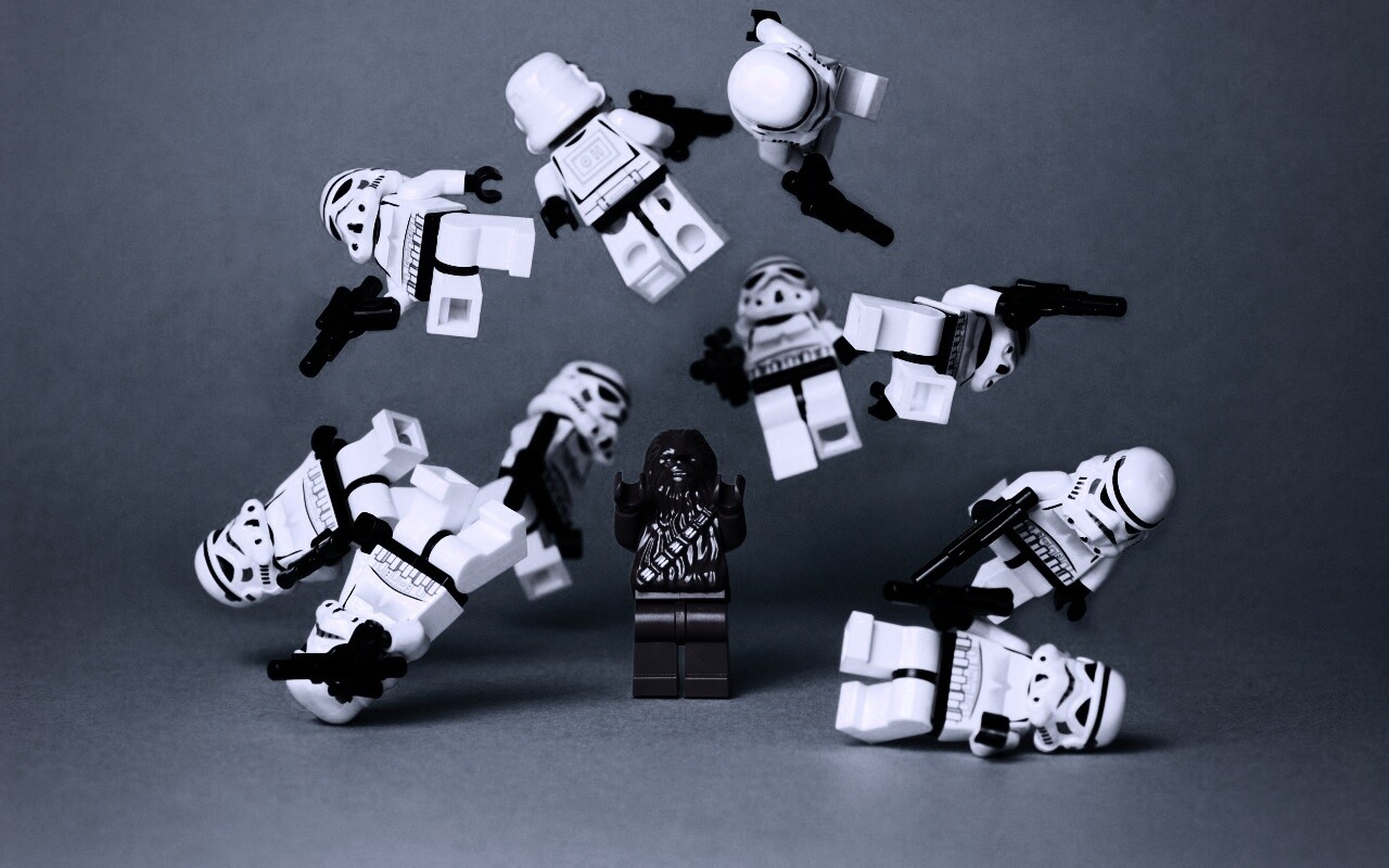 Чубака раскидывает имперских штурмовиков обои