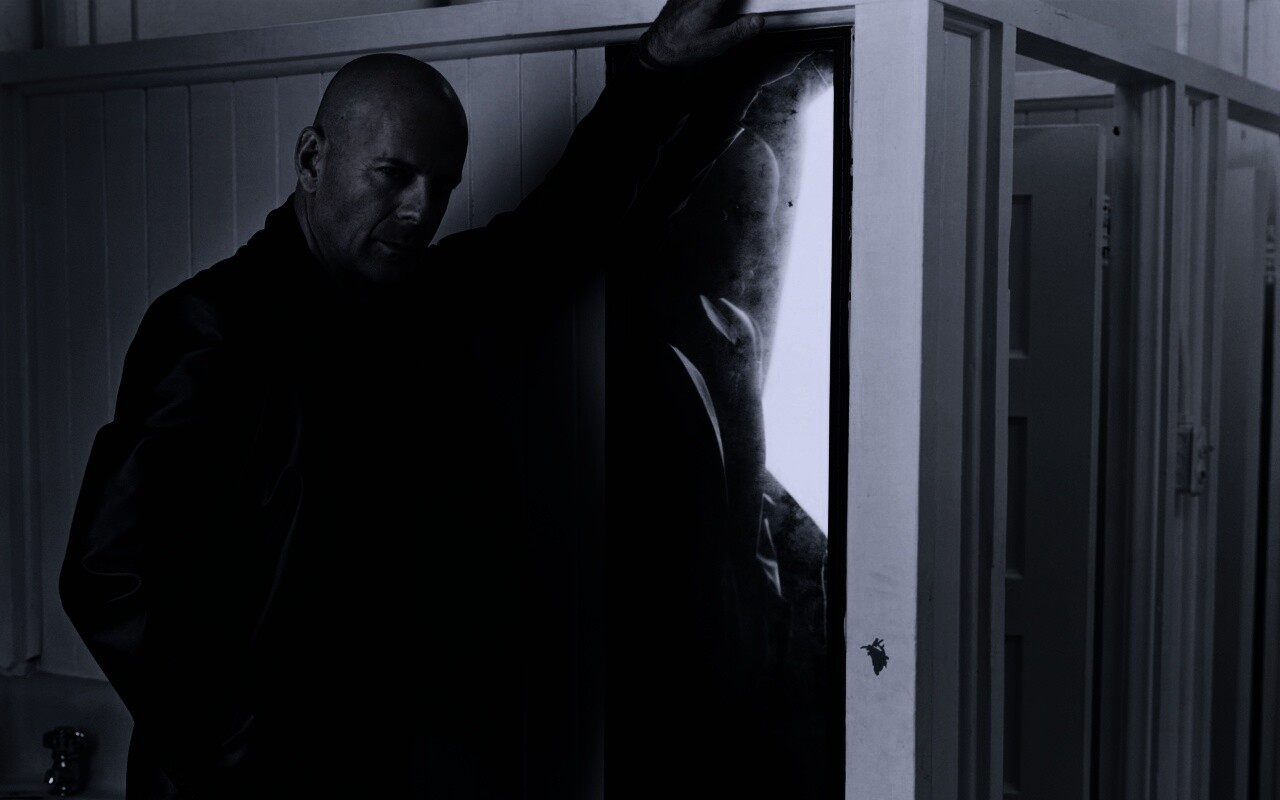 Брюс Уиллис у зеркала обои