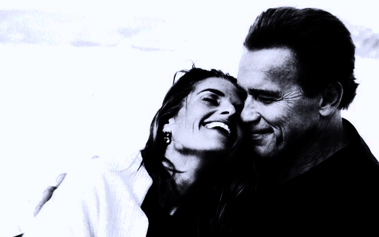 Арнольд Шварцнегер с девушкой обои