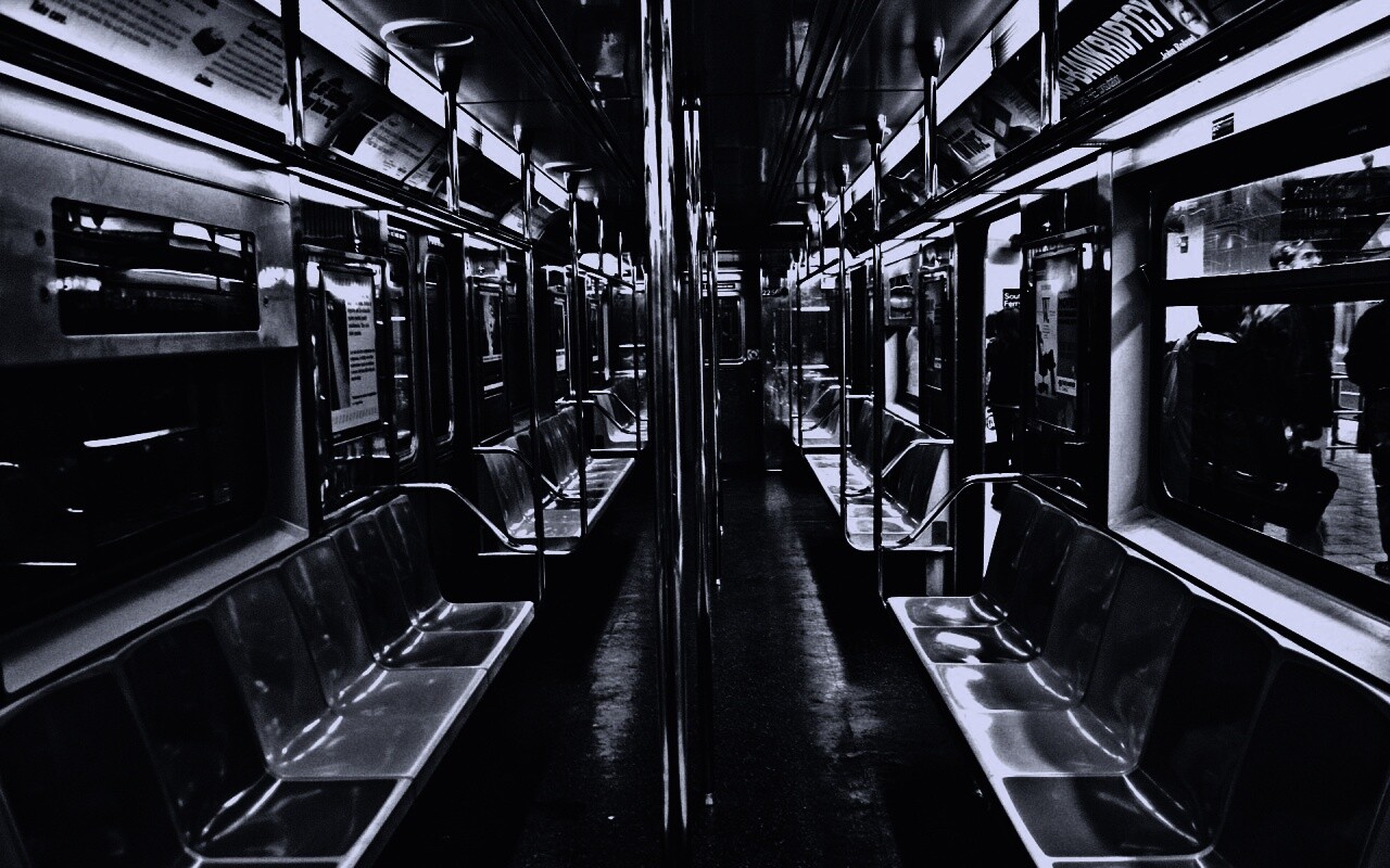 Пустой вагон метро обои