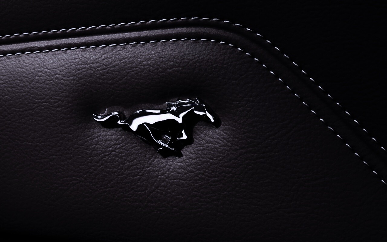 Кожаный салон Форда Мустанг обои