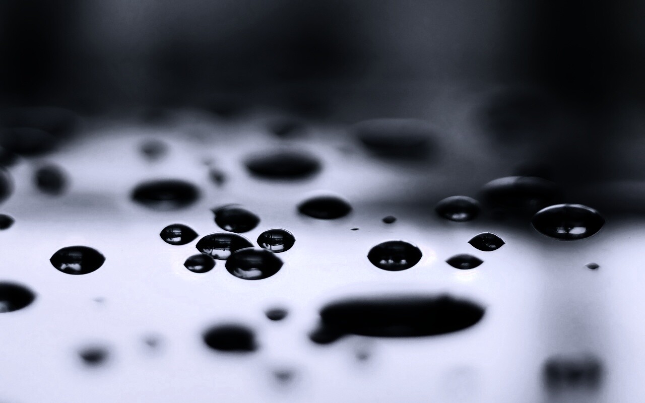 Темные капли на зеркальнйо поверхности обои