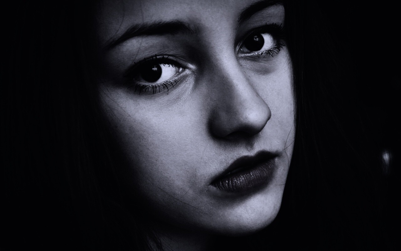 Брюнетка с ярким макияжем и печальным лицом обои