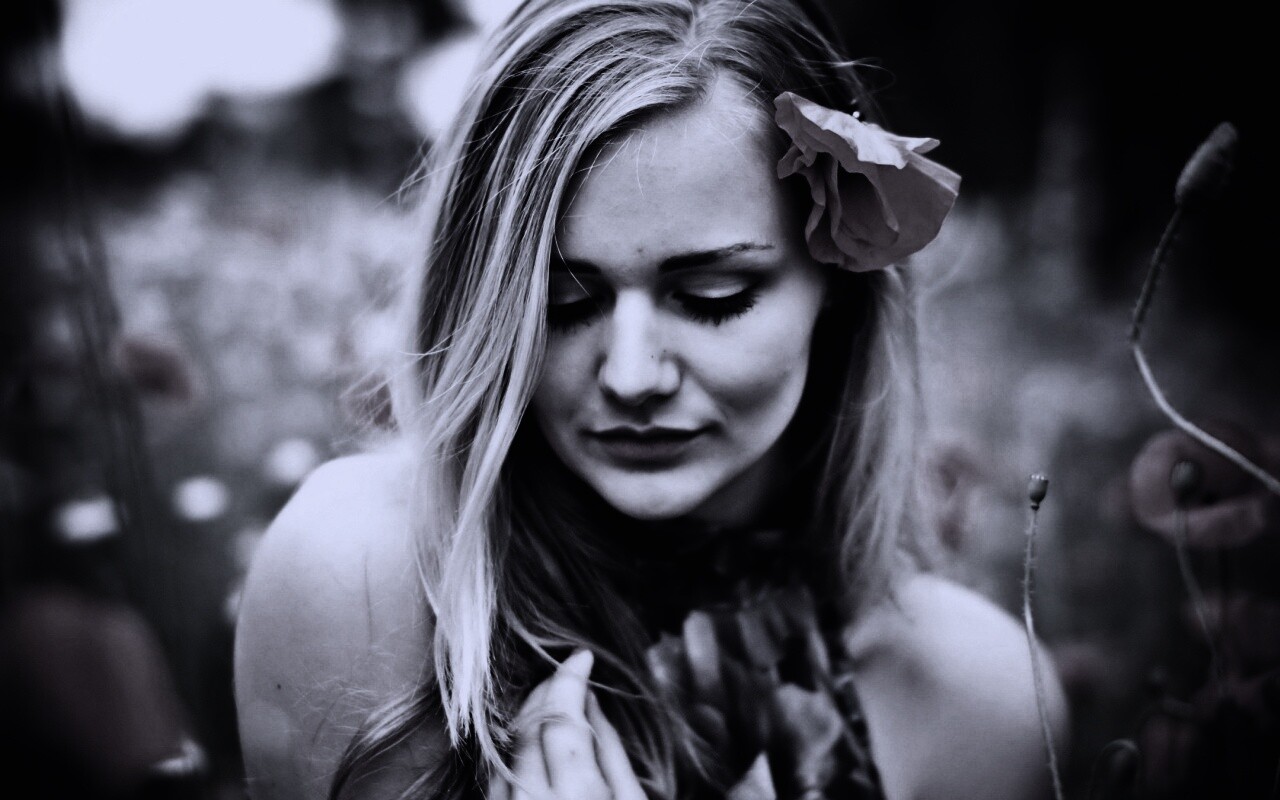 Блондинка в маках обои