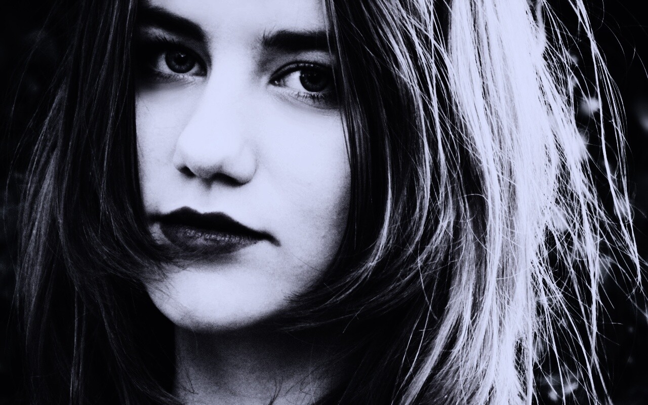 Взгляд голубоглазой девушки обои