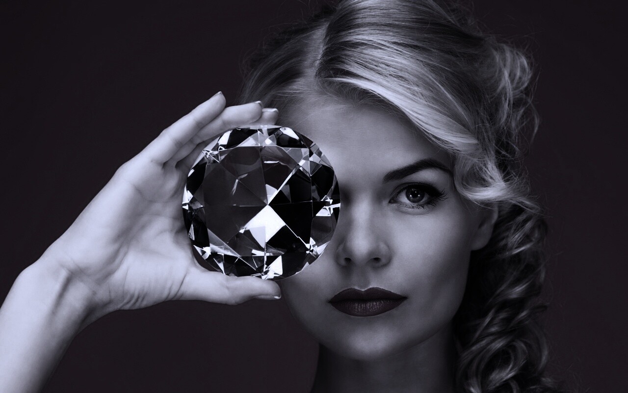 Девушка с бриллиантом обои