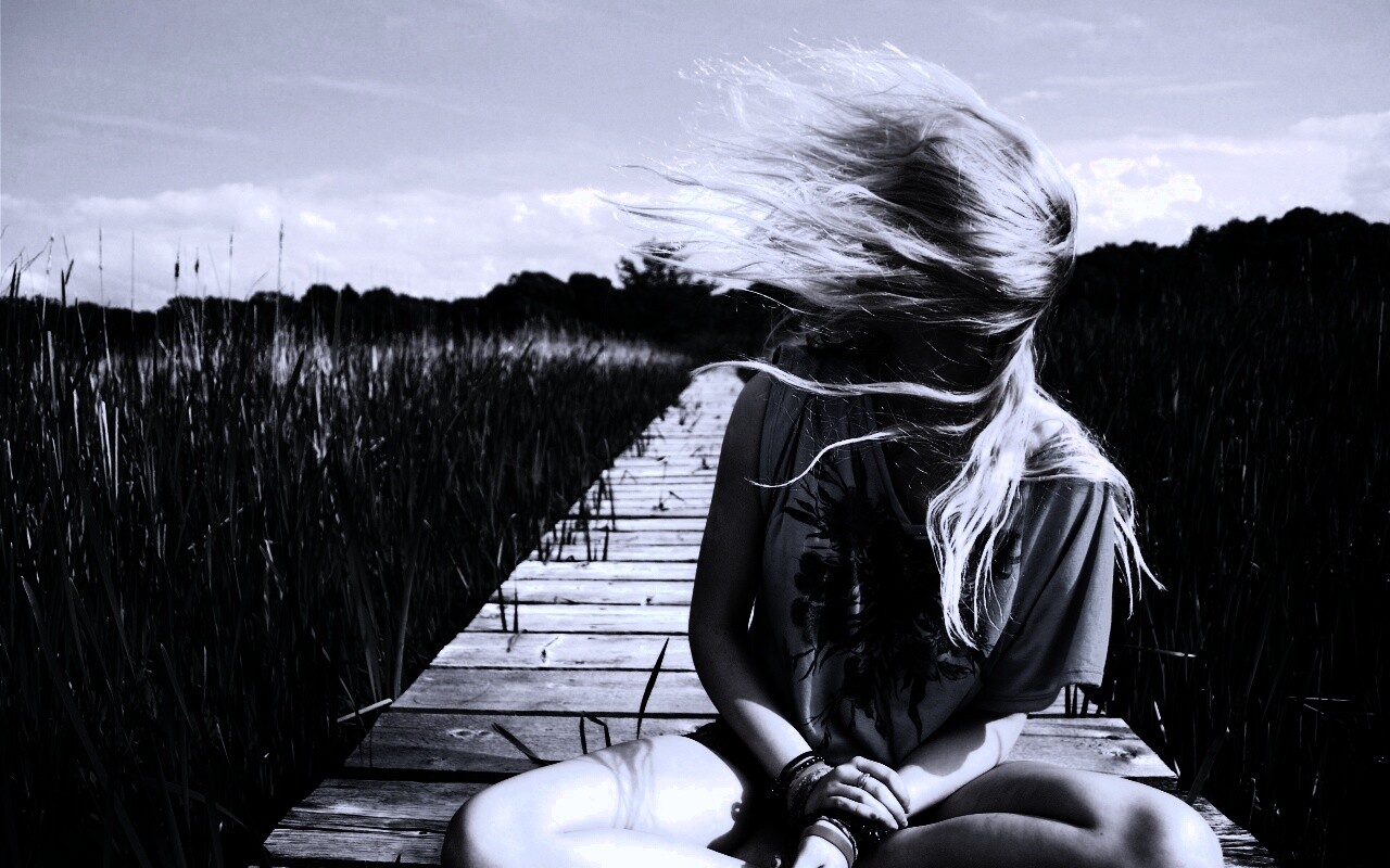 Девушка и ветер обои