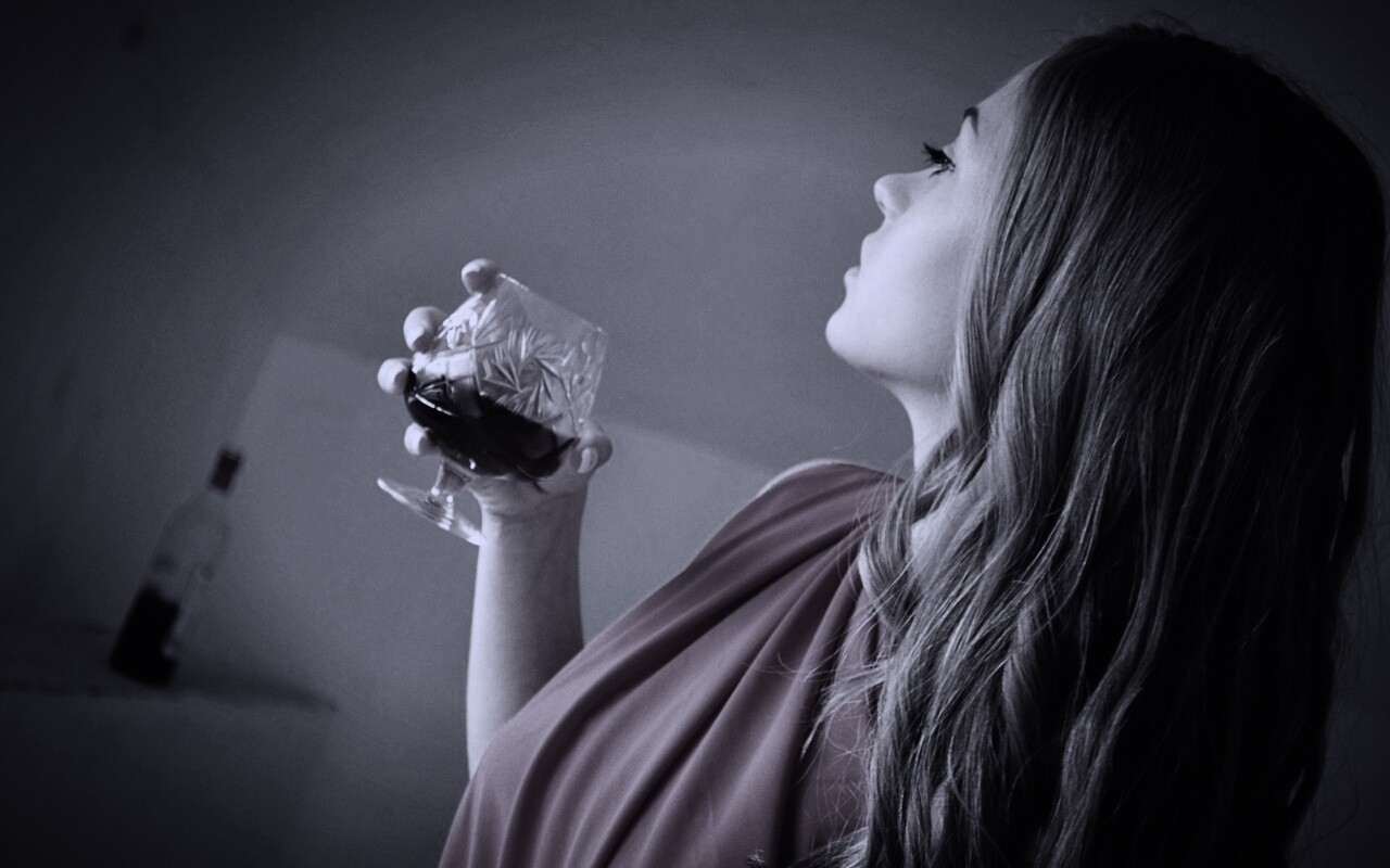 Девушка с бокалом обои