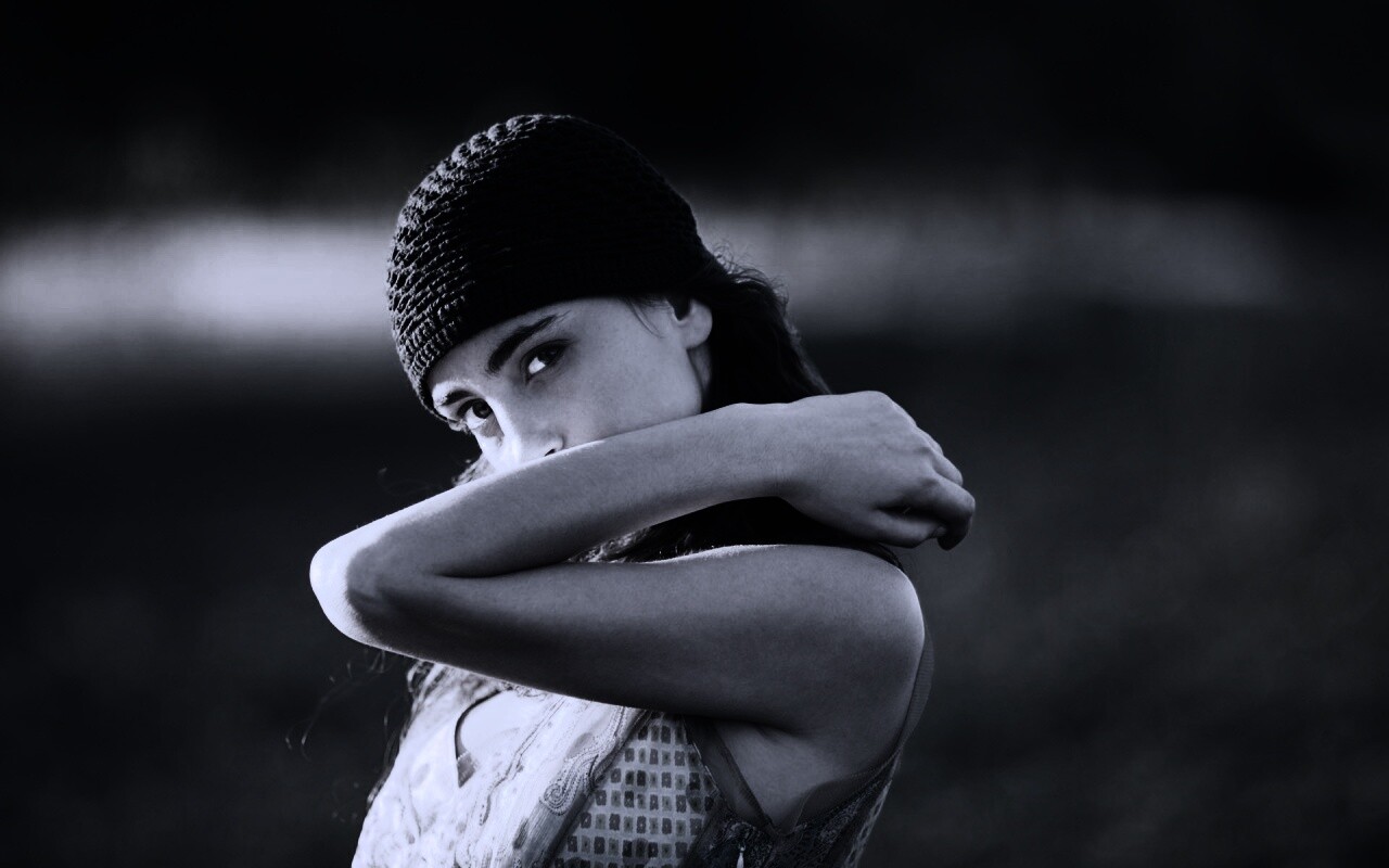 Спрятавшись за сгибом руки обои