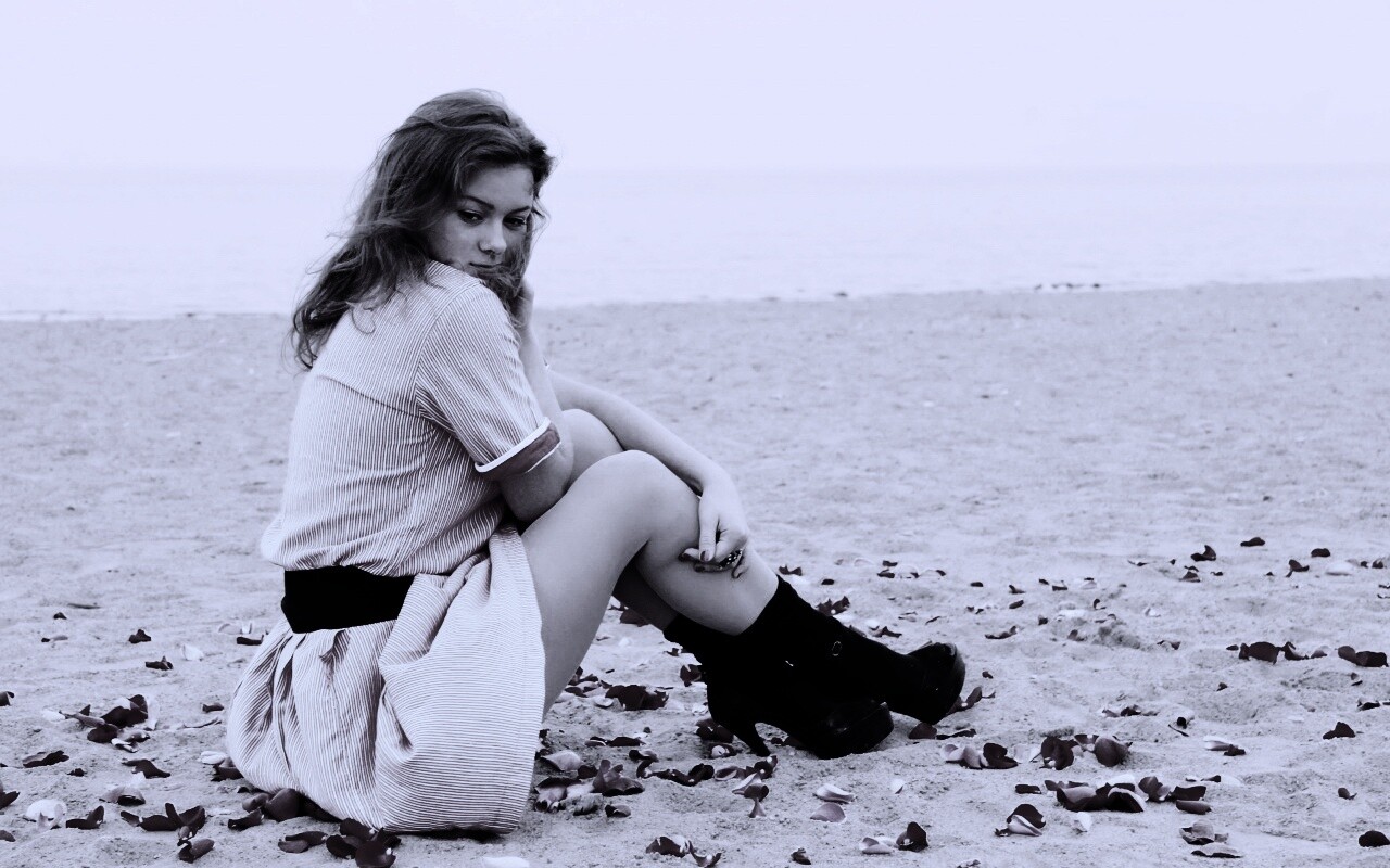 Девушка среди лепестков на пляже обои