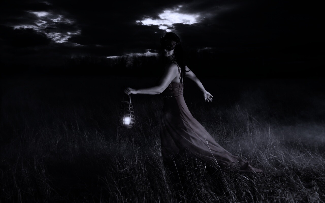 Девушка со свечей обои