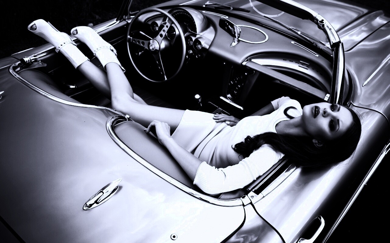 Женщина в кабриолете обои
