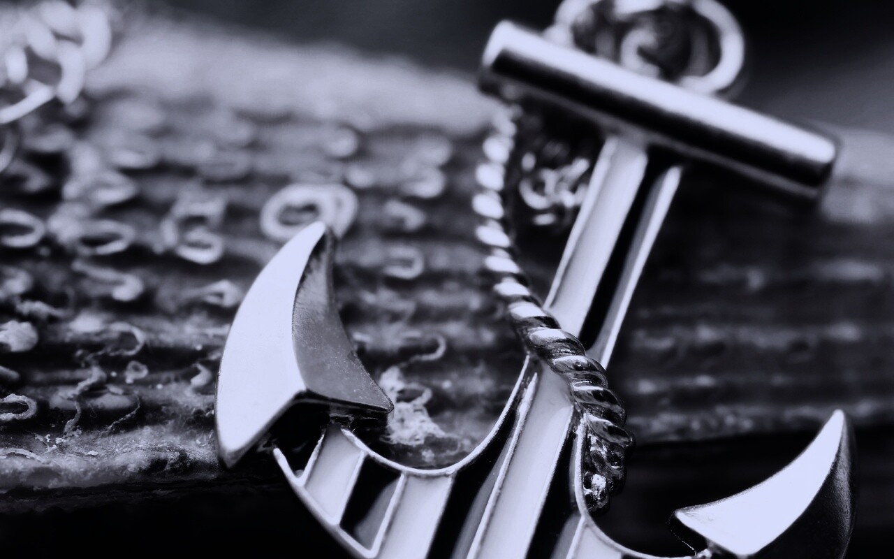 Кулон в виде якоря обои