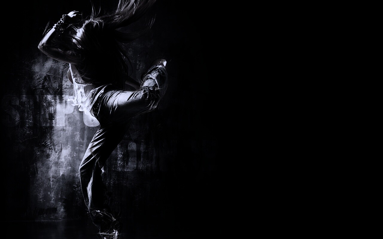 Девушка в диком танце обои