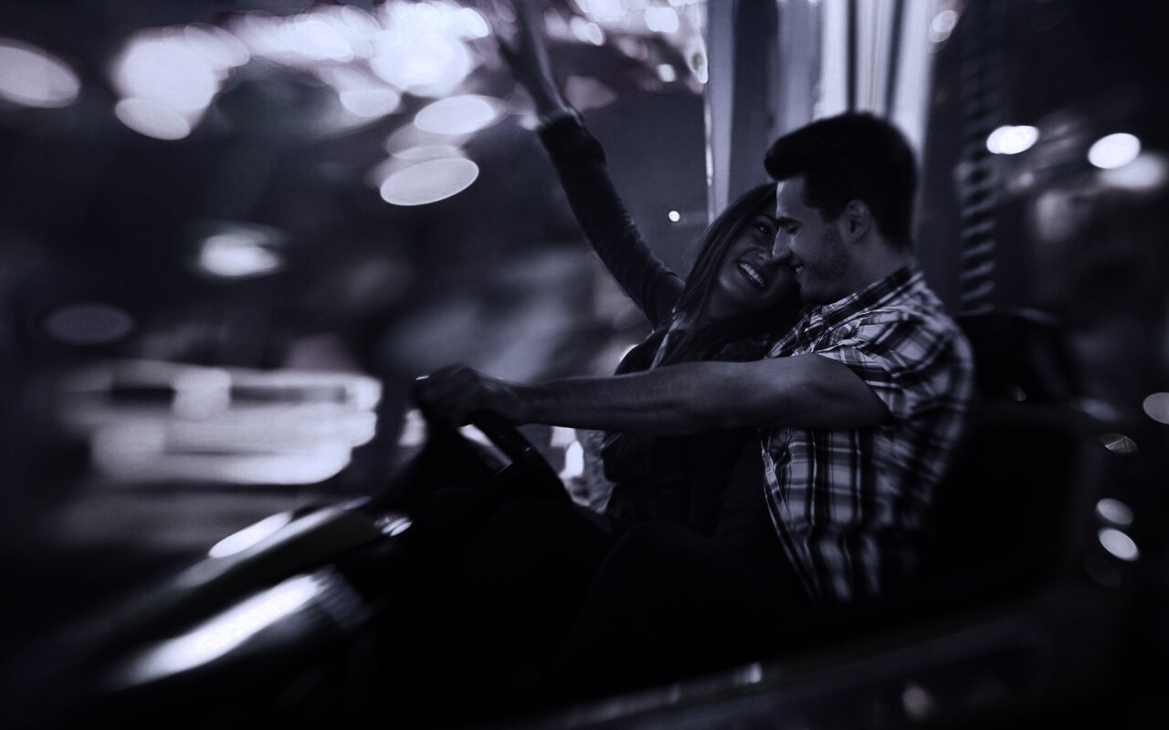 Счастливая пара на аттракционах обои