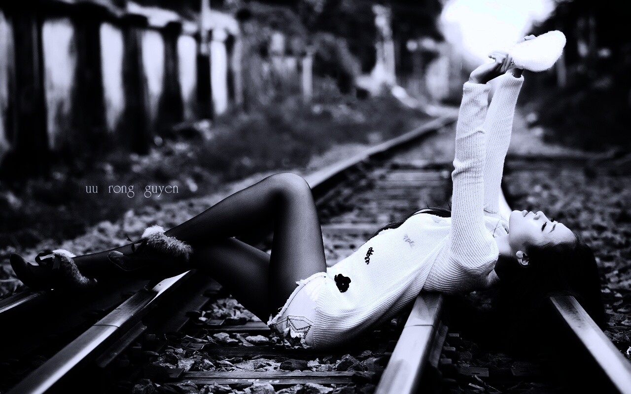 Модель на железнодорожных путях обои