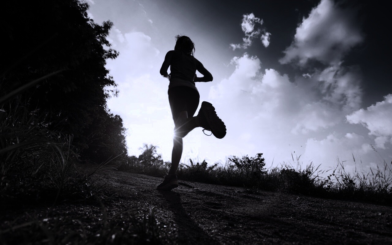 Девушка на пробежке обои