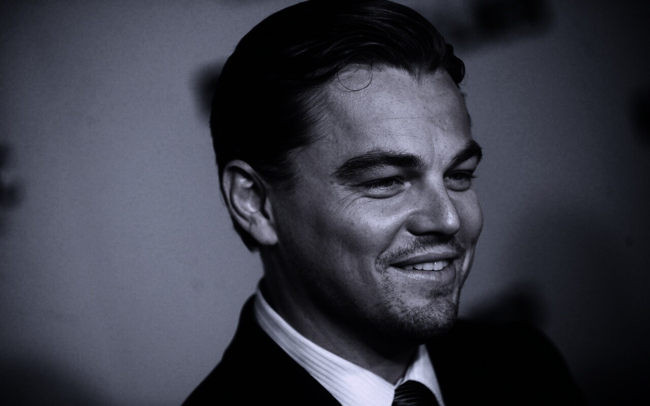 Леонардо Дикаприо в костюме обои