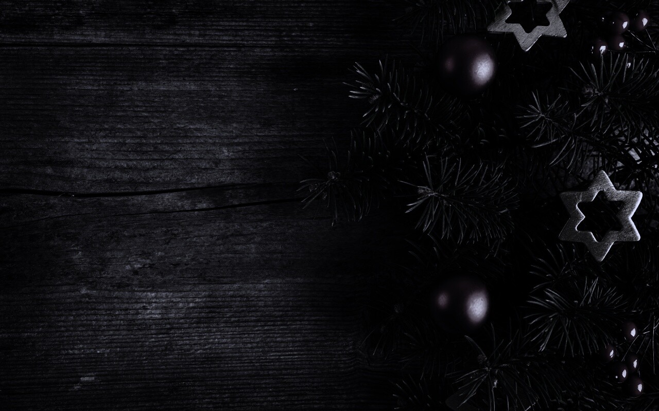 Новогодние игрушки на еловой ветке обои