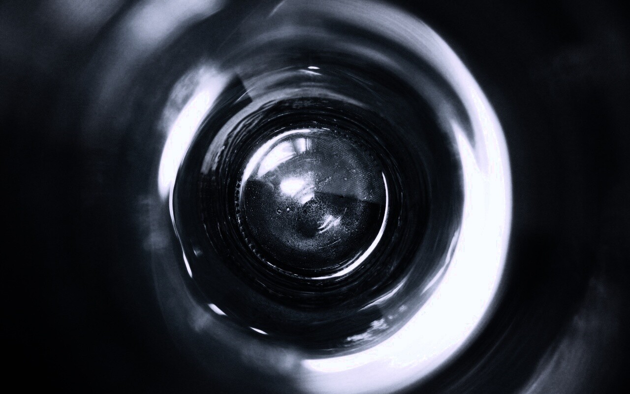 Дно стеклянной бутылки обои