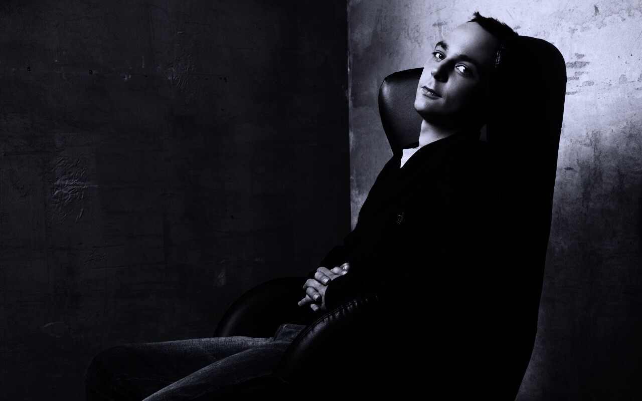 Джим Парсонс в крселе обои