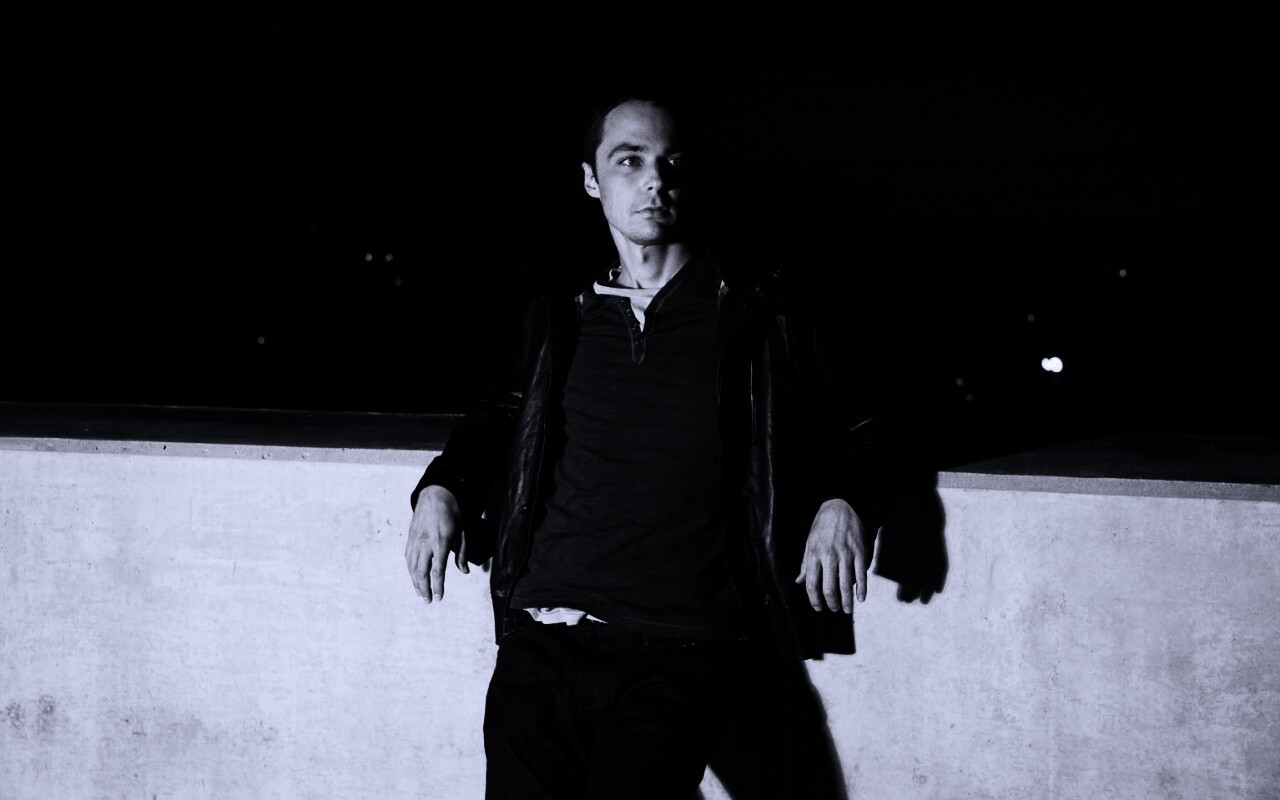 Джим Парсонс на балконе обои