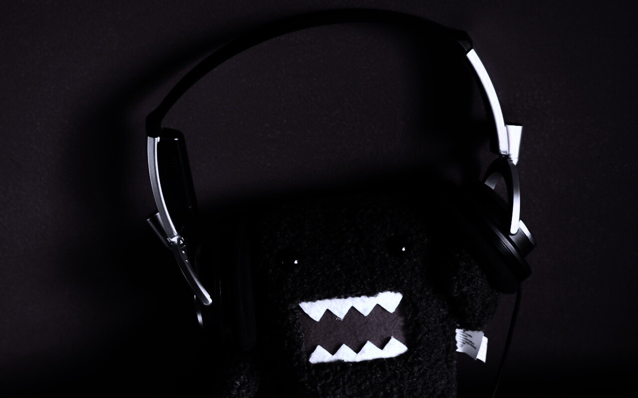 Демокун в наушниках обои