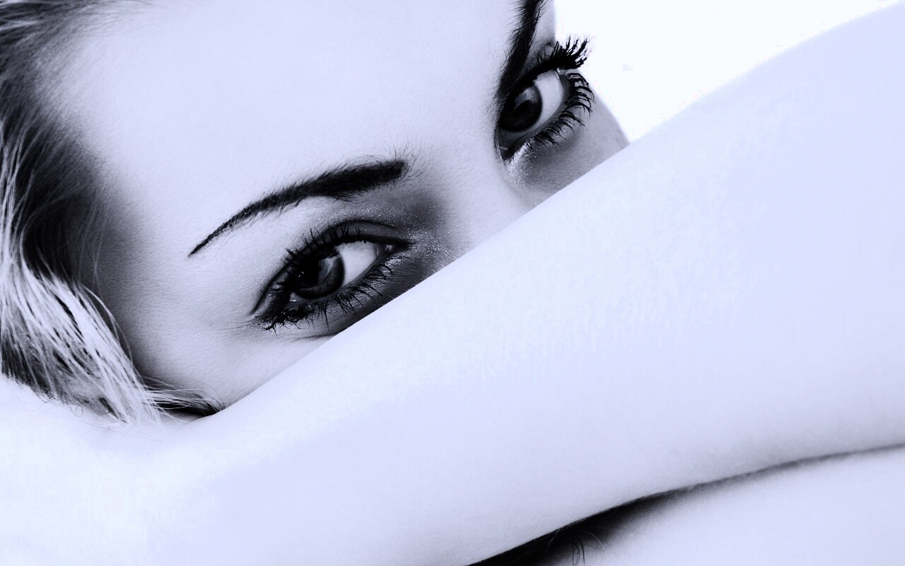 Девушка прикрыла лицо рукой обои