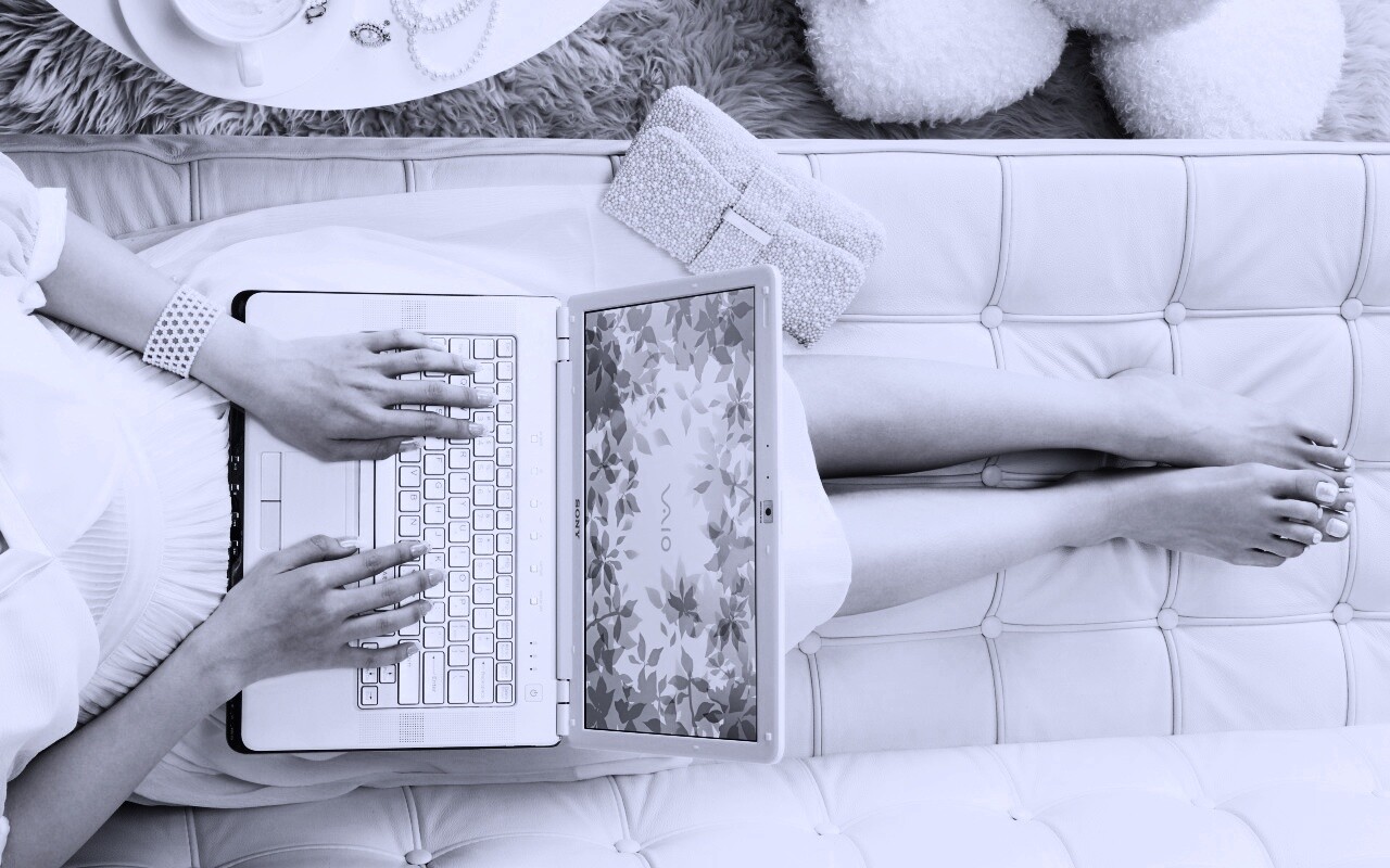 Девушка с ноутбуком vaio обои