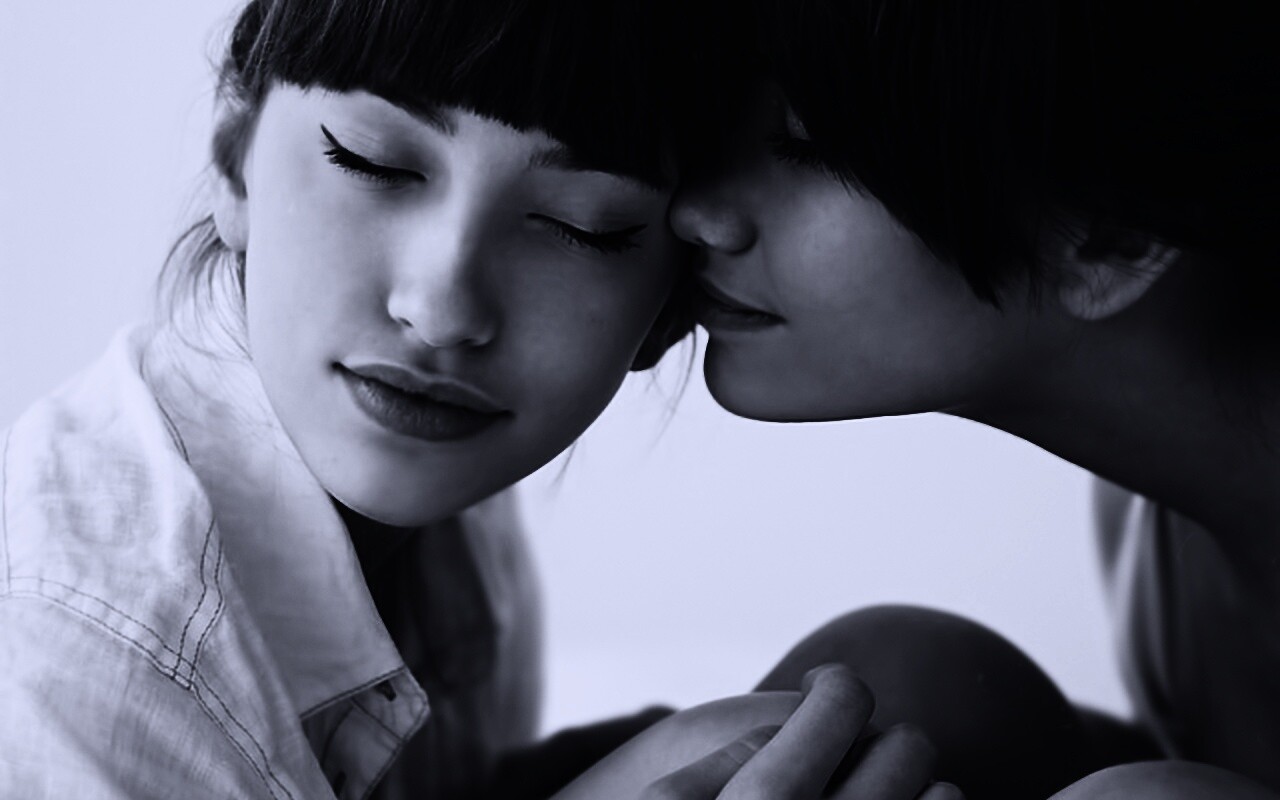 Две очень красивые девушки обои