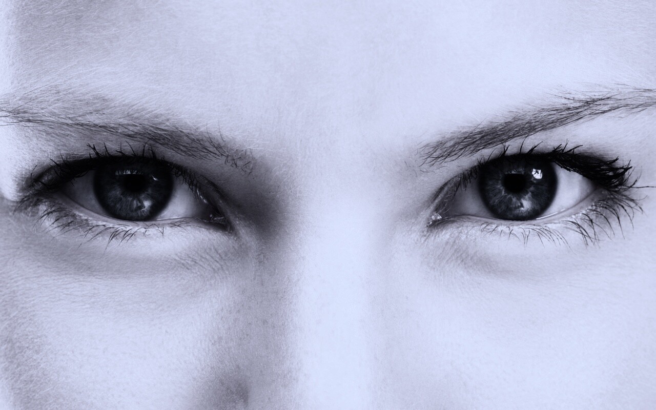 Она смотрит на тебя обои