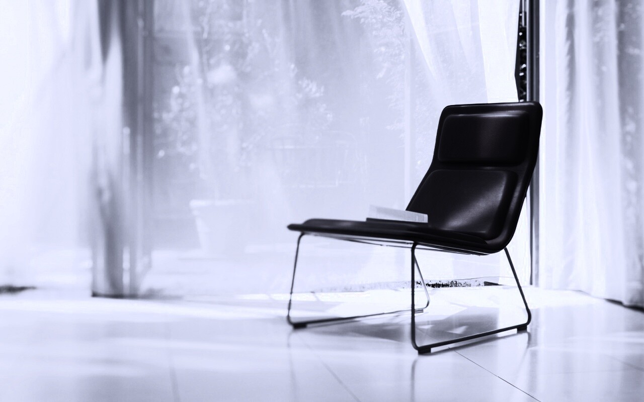 Стул перед занавеской обои