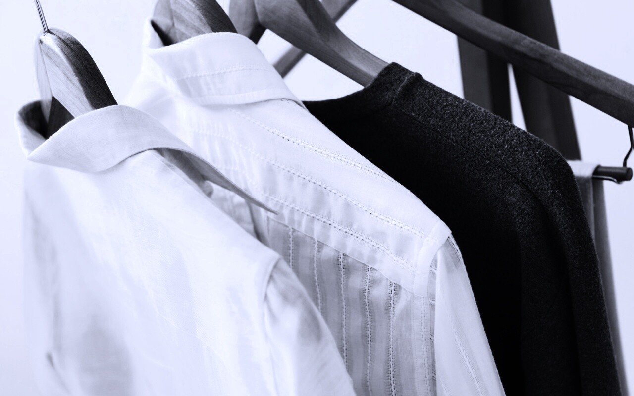 Вещи на вешалке обои