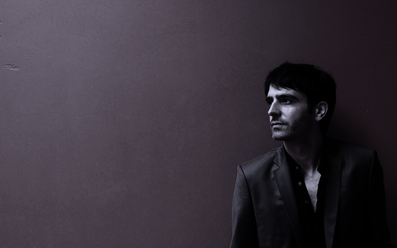 На красном фоне обои